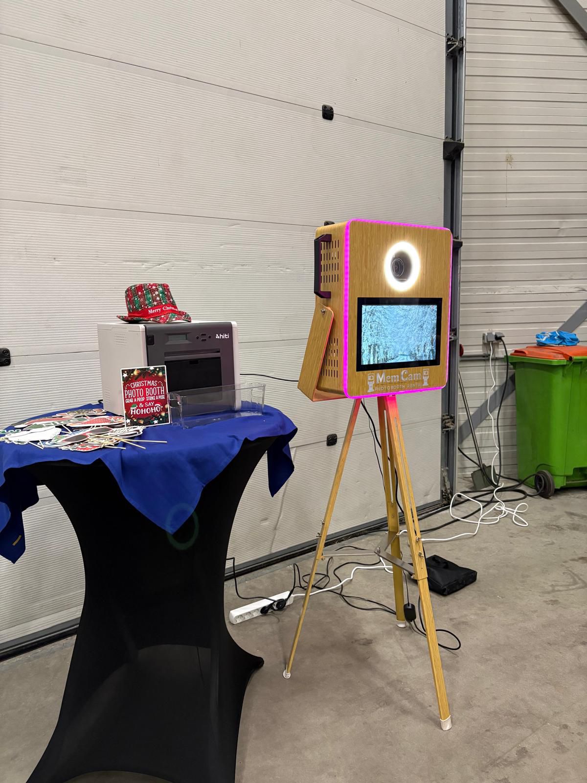 Houten photobooth met vintage uitstraling.