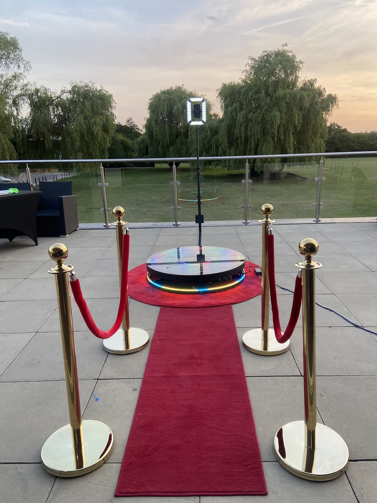 Glazen LED 360 booth met rode loper