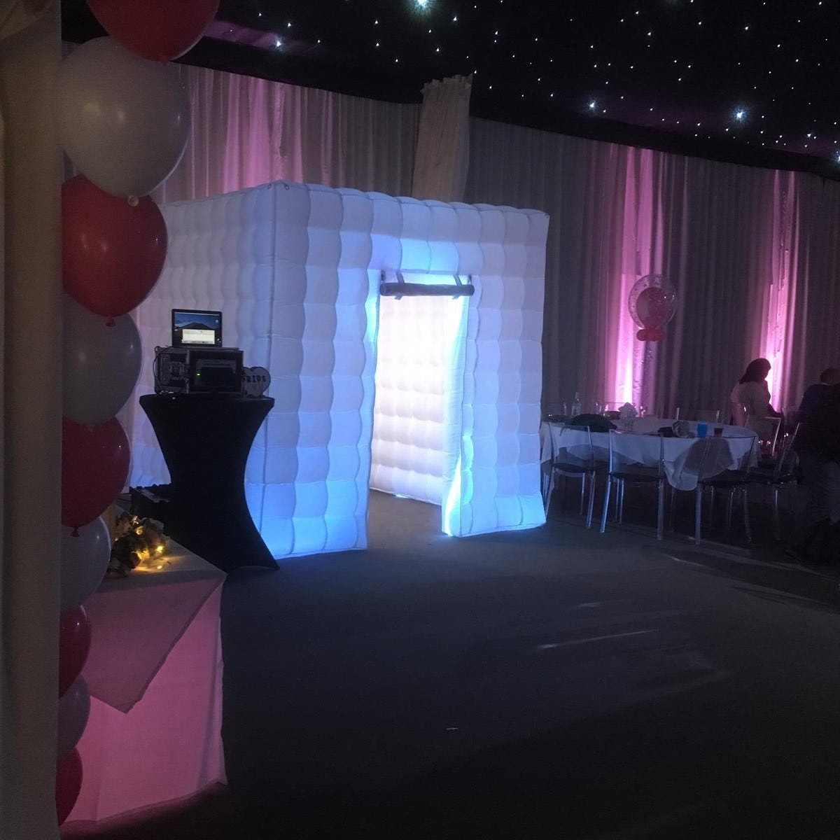 Oplichtende photobooth cabine met props en host