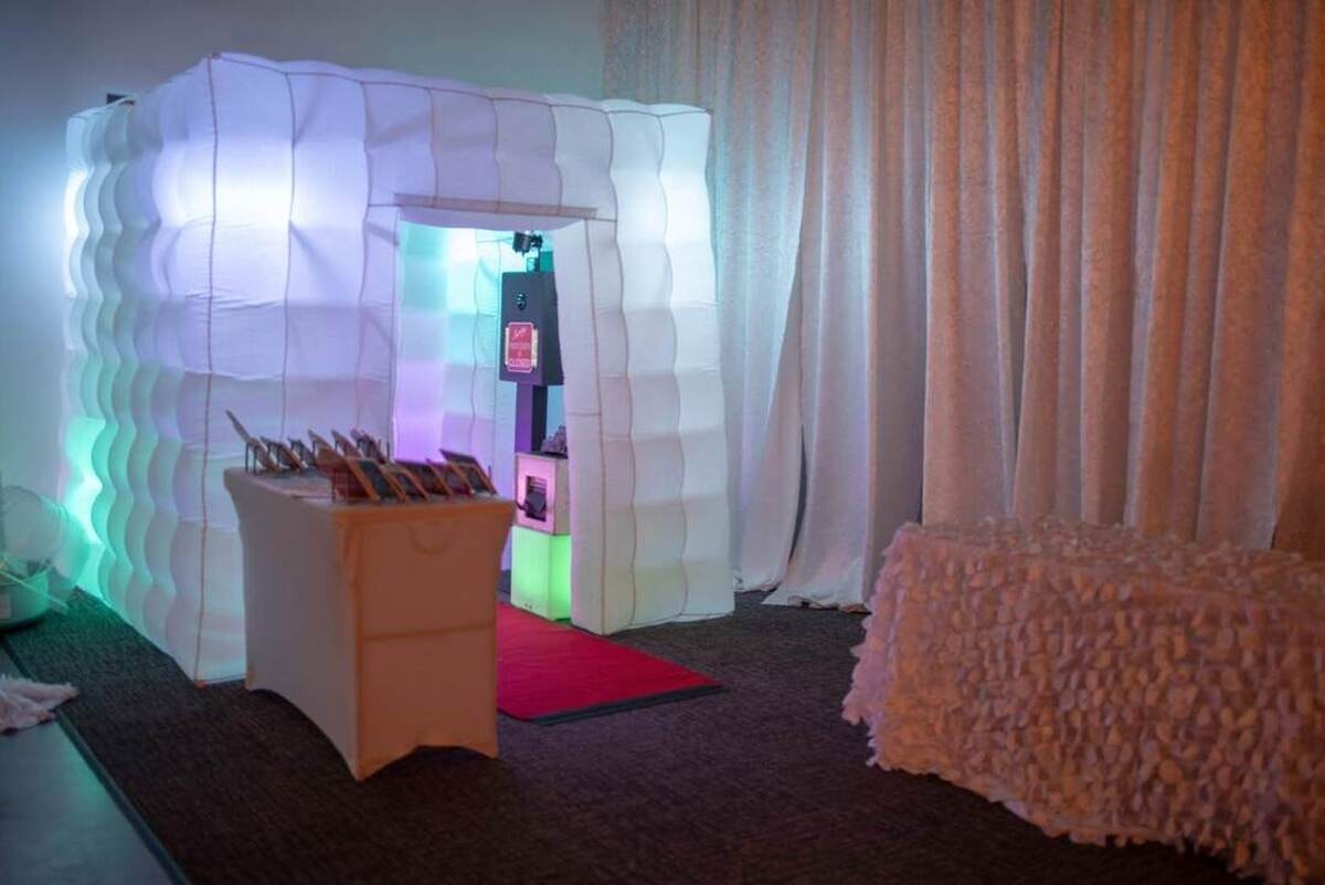 Witte opblaas photobooth voor binnen en buiten